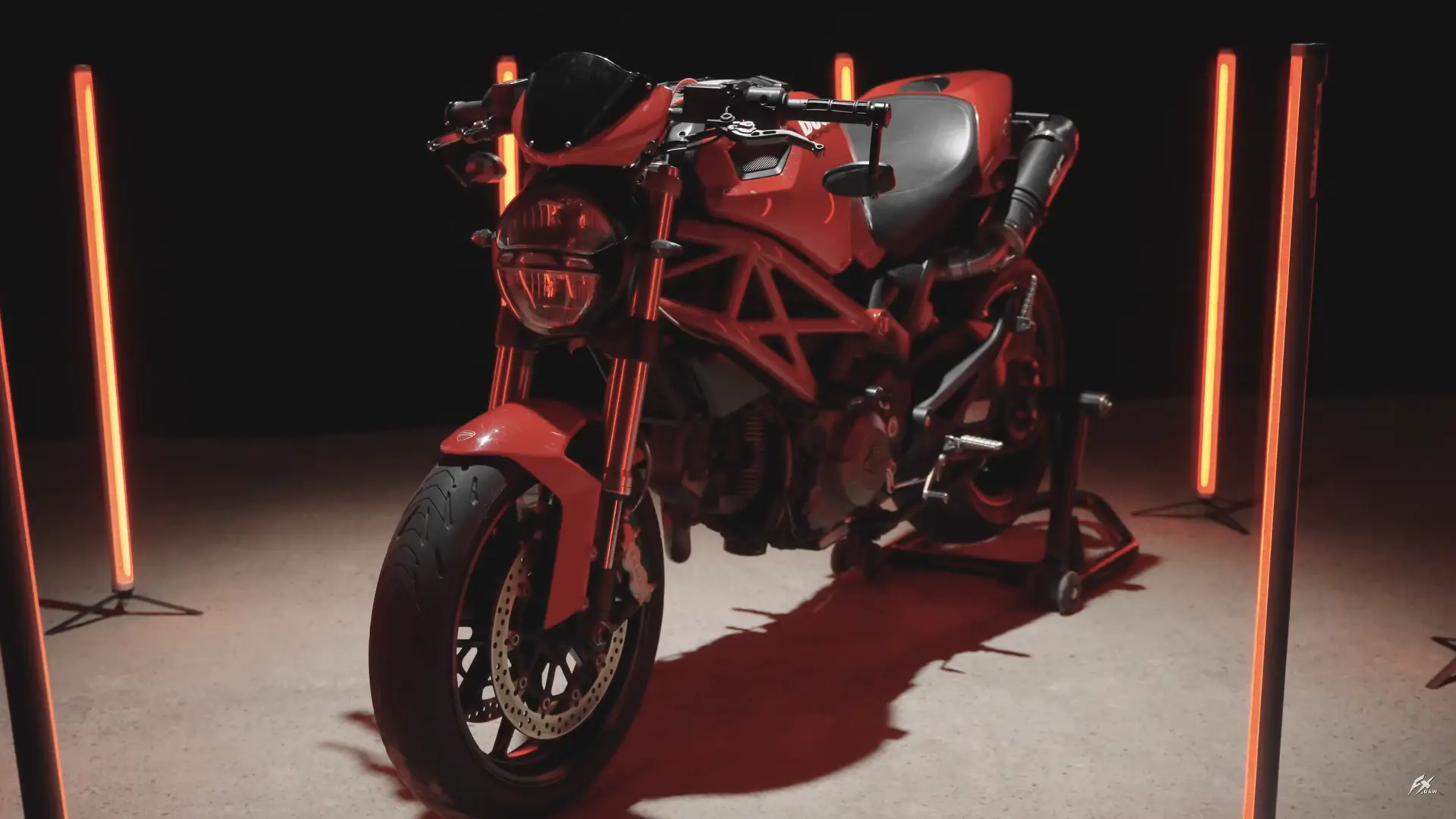 Moto Ducati Monster 796 posée sur béquille de stand au milieu d'un studio éclairée de façon professionnelle sur fond noir