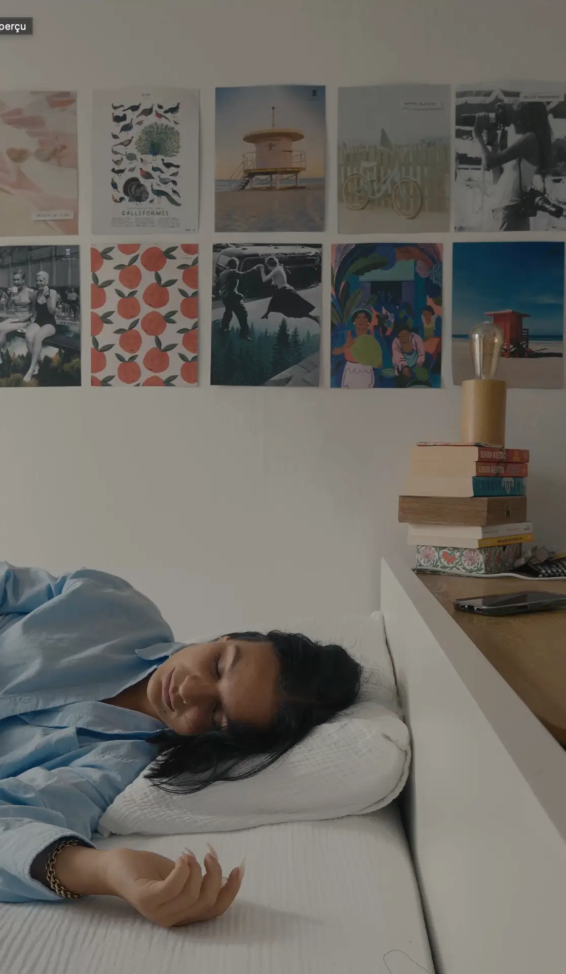 jeune femme entrain de dormir paisiblement, cette image est bien choisie puisqu'on se demande qu'est ce qui va arriver
