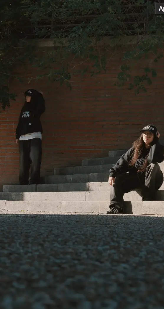 une fille est dédoublée, elle semble attendre sur des quais avec le mec pull on comprends que ça fait référence à une pub réseaux pour une marque de vêtements
