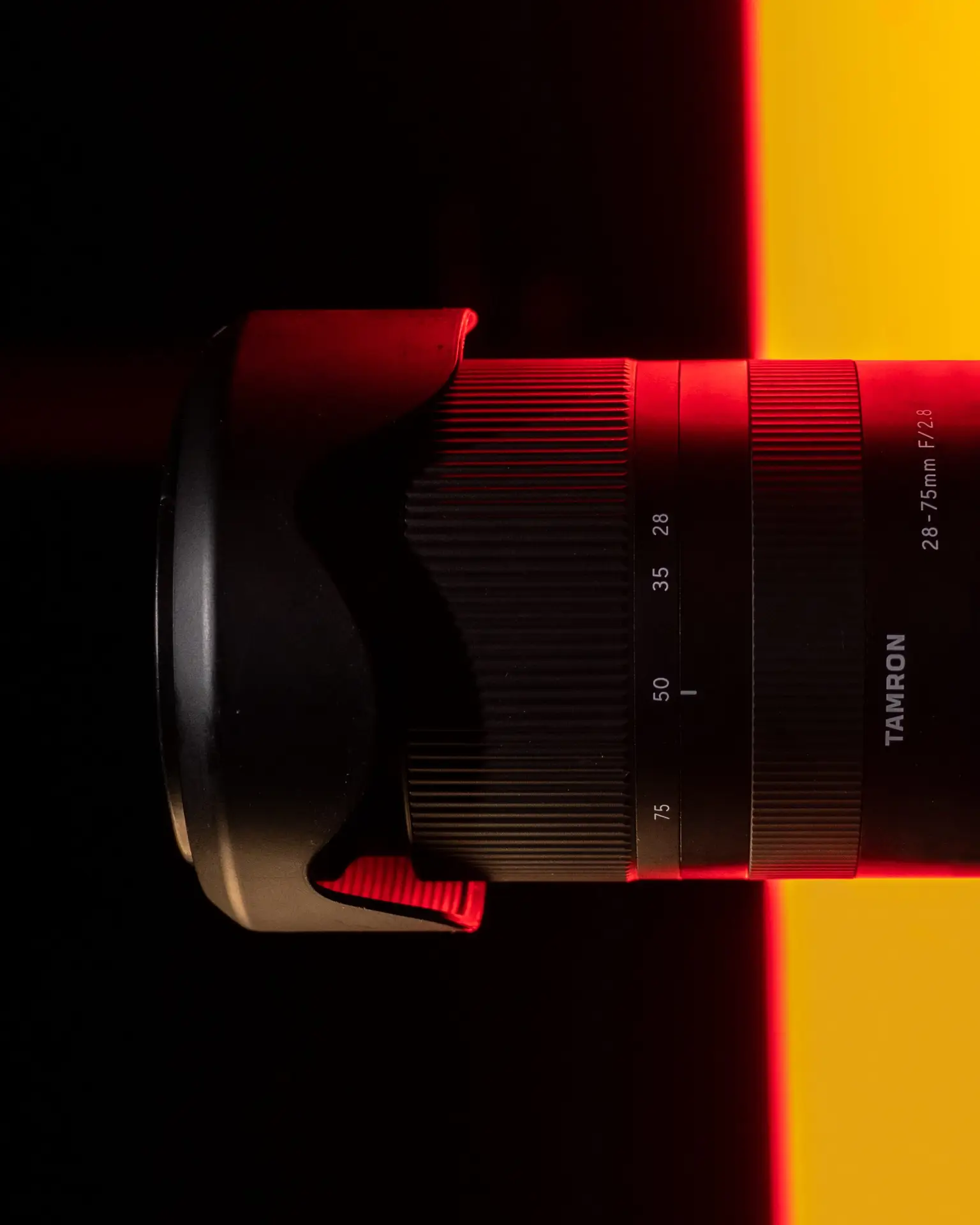 objectif avec lumière rouge derrière, on sent que c'est un shooting professionnel réalisé en studio