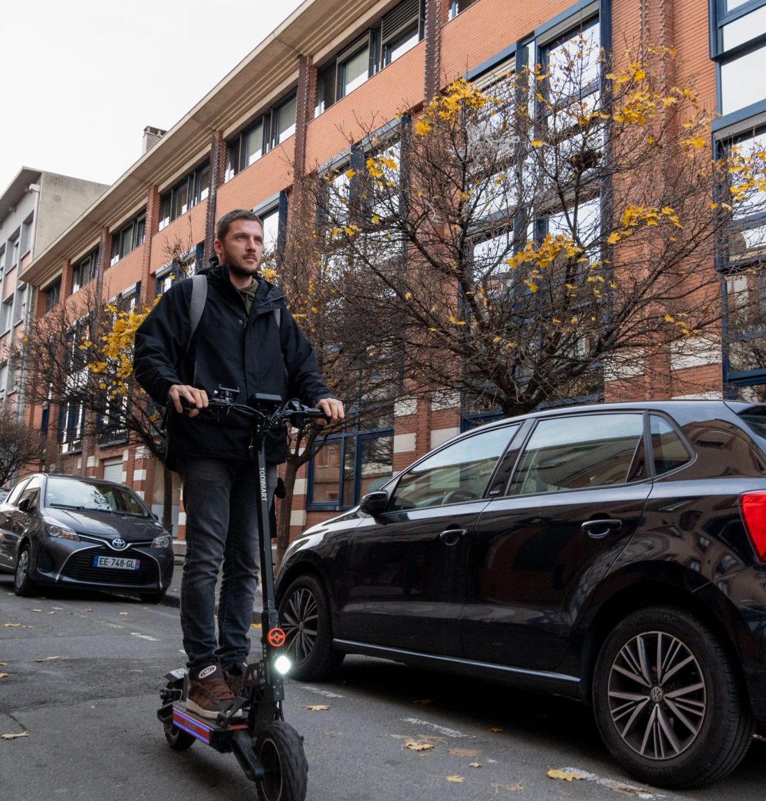 Ludovic de Lp-ventil est en déplacement entre deux rendez-vous. Il se déplace en trotinette électrique ses clients le reconnaisse directement avec sa trotinette électrique. Il est dans une rue de Toulouse entrain de se déplacer.