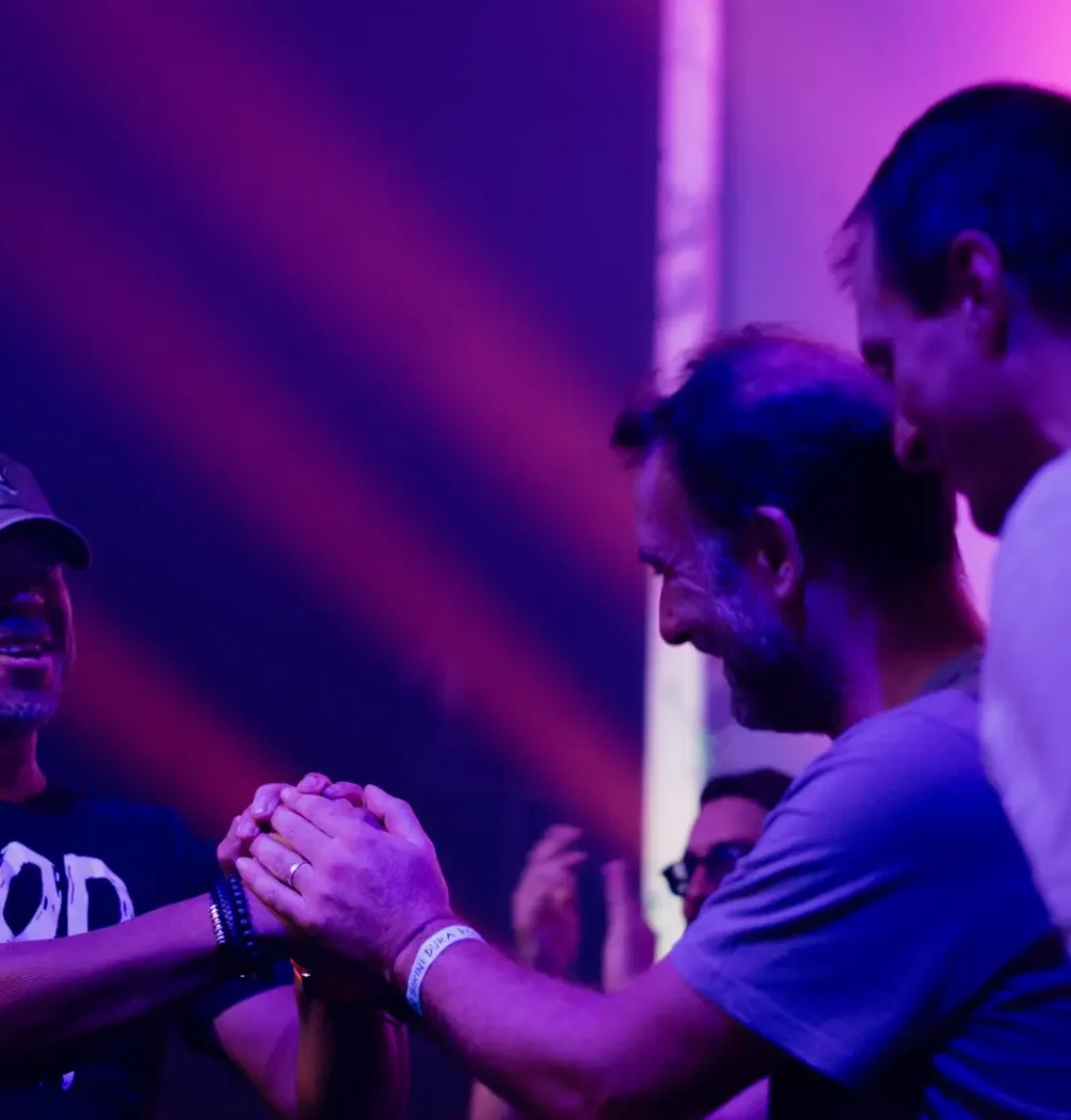 Le groupe The Deep Brothers rencontre en serrant la main le groupe FloorPlan.