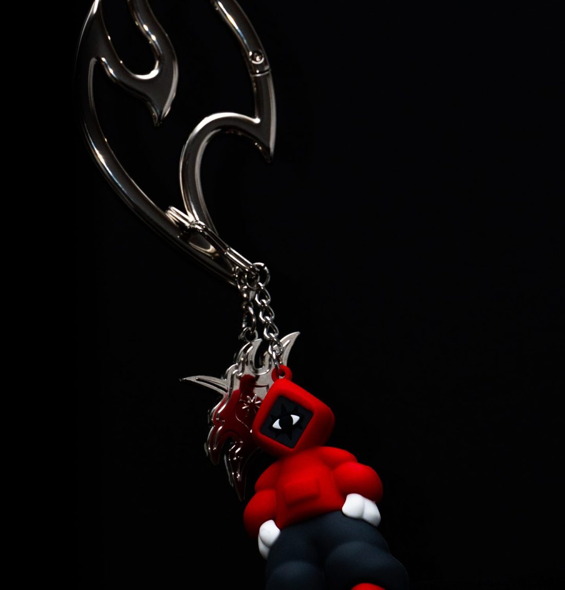 Un mousqueton avec deux porte-clefs de la marque citizen tout est métalisé excepté le porte-clef étant la mascotte de la marque.