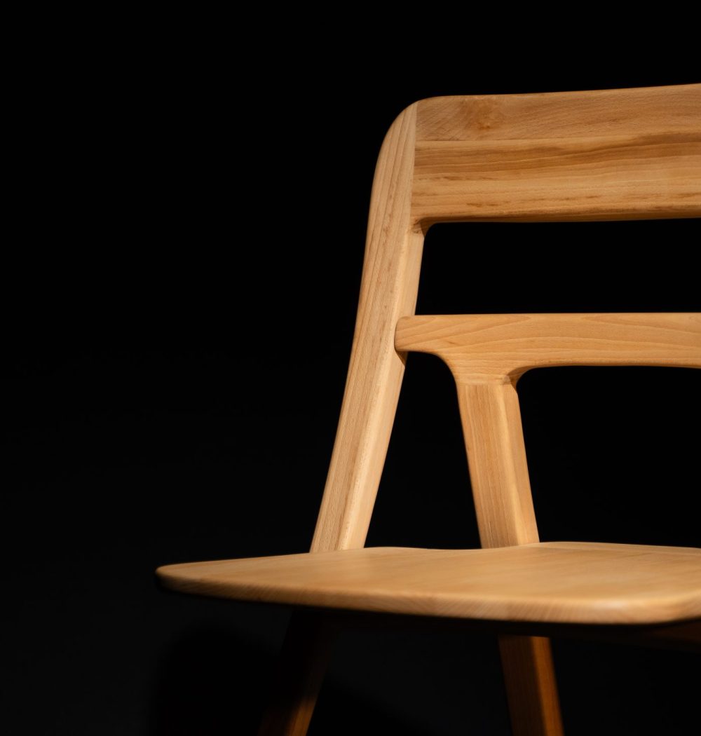 photo de chaise à hauteur d'assise on voit la chaise en détail, on sent le professionalisme dans la composition de l'image