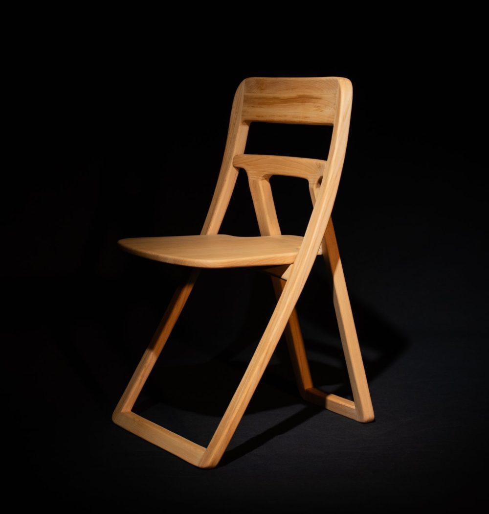 On voit la chaise en intégralité au milieu d'un studio noir, la chaise ressort du fond elle est valorisé par le contraste du fond