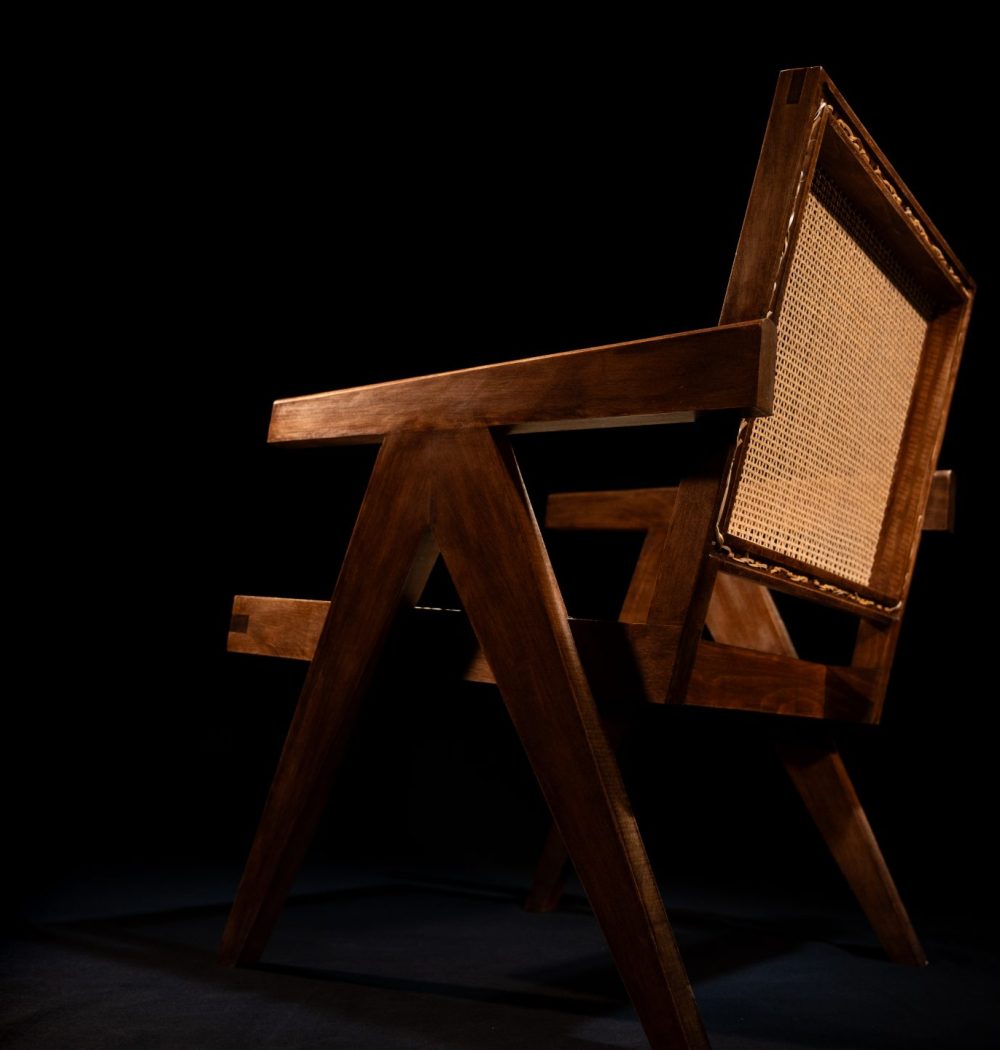 chaise en contre plongée on voit l'arrière du dossier, elle est mise en valeur par la lumière, qui découpe sa silhouete