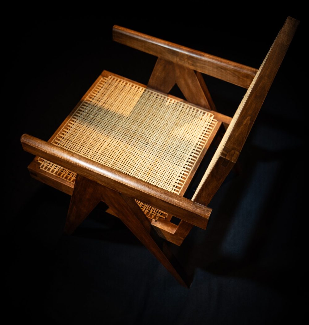 chaise en plongée, le cannage ressort beaucoup et contraste avec la fond noir du studio professionnel