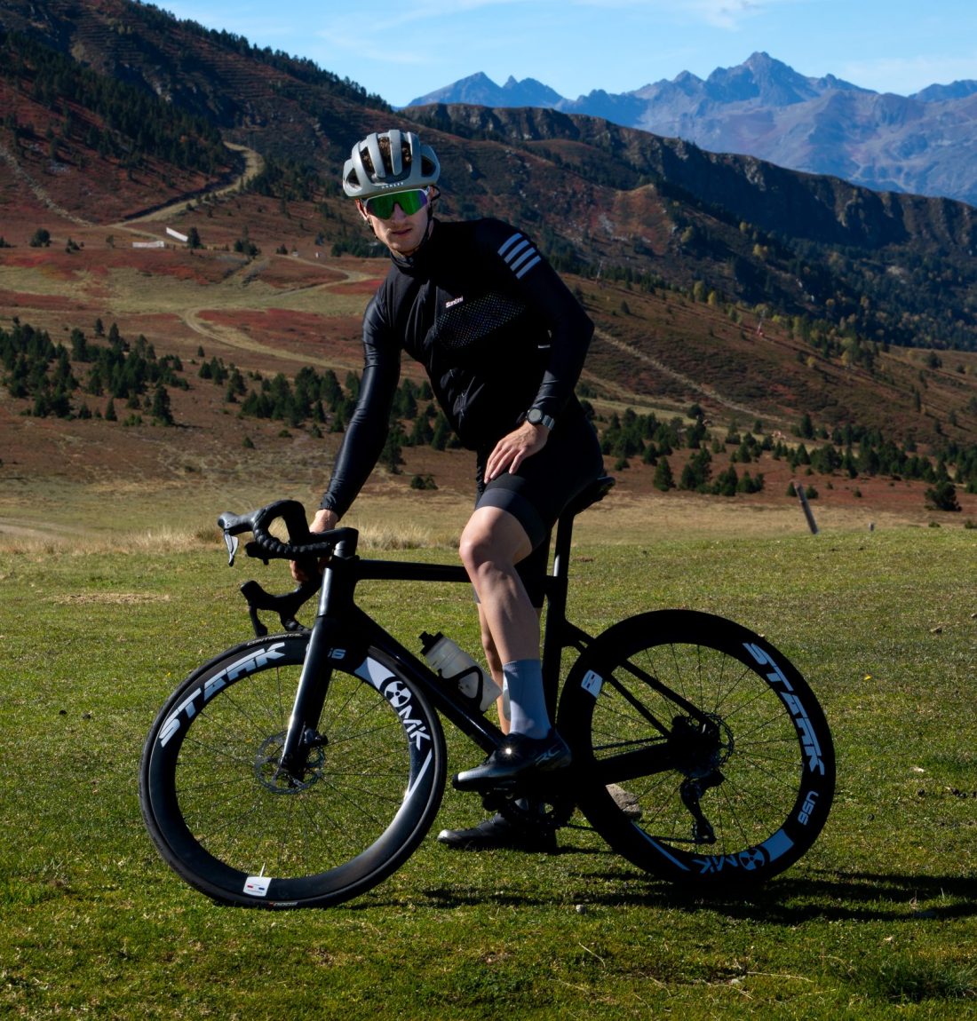 Cycliste professionnel qui prends la pose en haut du col de paillhères en Ariège on sent que le cycliste est professionnel