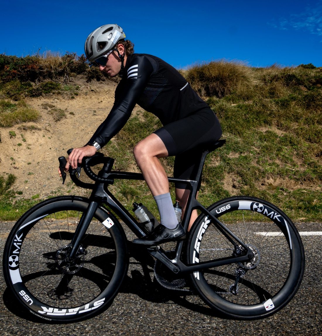 photo de profil du cycliste en montagne prêt a partir on le sent très professionnel